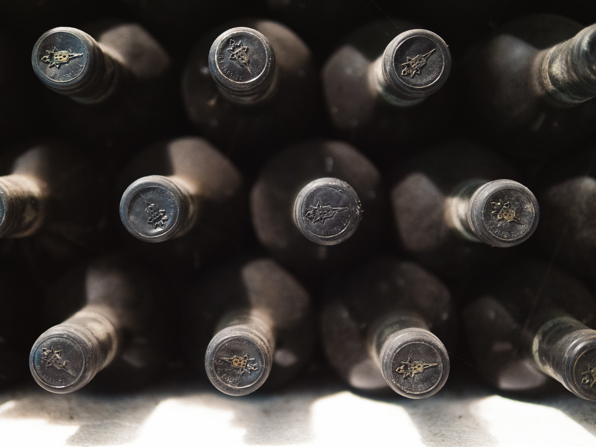 Bodegas Otero - Botellas de vino en bodega